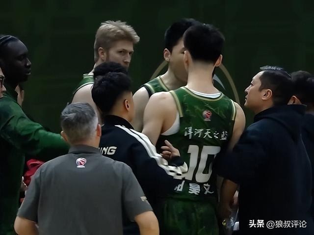 世界杯官网-南京同曦突发内讧！郭昊文赵柏清暂停间歇爆发口角欲动手